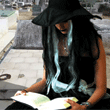 una bruja con su libro de hechizos